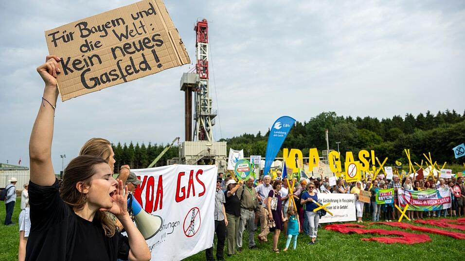 Immer wieder haben Umweltsch&uuml;tzer und Anwohner gegen die Erdgassuche protestiert - auch wegen Sorgen um die Trinkwasserversorgung. Die nun bekanntgewordenen Informationen &uuml;ber Gew&auml;sserproben d&uuml;rften die Zweifel verst&auml;rken. (Archivbild)