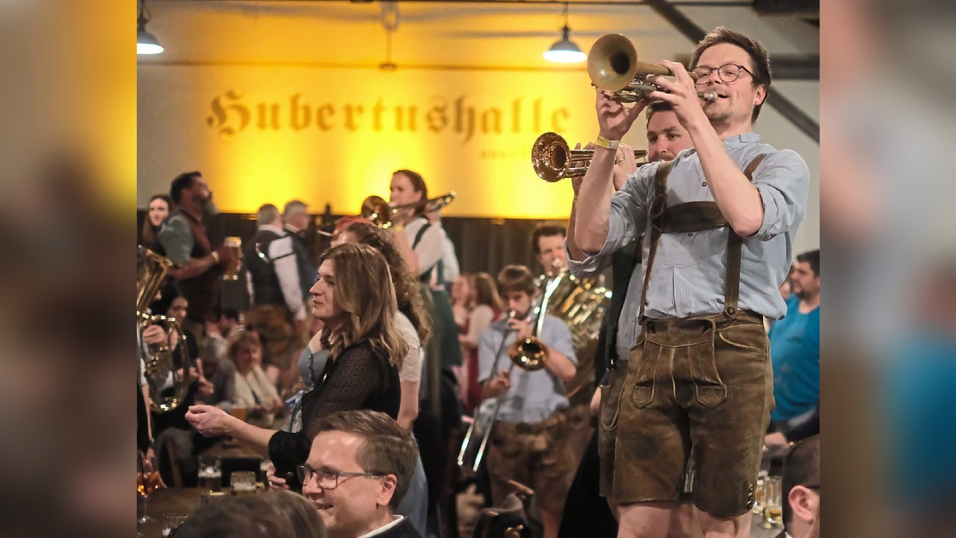 Partykl&auml;nge und z&uuml;nftige Kapellen, f&uuml;r jeden Nachtschw&auml;rmer in Tracht war etwas dabei.