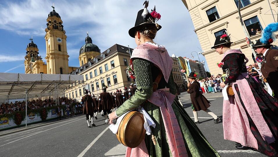 9.000 Trachtler ziehen durch die Stadt zum Festgelände. 9.000 Trachtler ziehen durch die Stadt zum Festgelände.