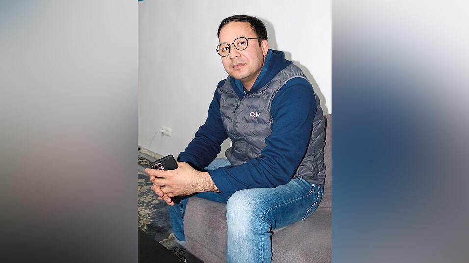 Viel Grund zu lachen hat er nicht, ernst schaut Ali Reza Amiri in die Kamera. Als er Fotos vom letzten Treffen mit seiner Frau Mariam auf dem Smartphone zeigt, lächelt er aber dann doch. - Viel Grund zu lachen hat er nicht, ernst schaut Ali Reza Amiri in die Kamera. Als er Fotos vom letzten Treffen mit seiner Frau Mariam auf dem Smartphone zeigt, lächelt er aber dann doch. -