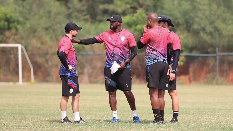 Fabian Tr&auml;ger (links) und Namibias Nationaltrainer Collin Benjamin verbindet eine lange Freundschaft.