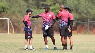 Fabian Tr&auml;ger (links) und Namibias Nationaltrainer Collin Benjamin verbindet eine lange Freundschaft.