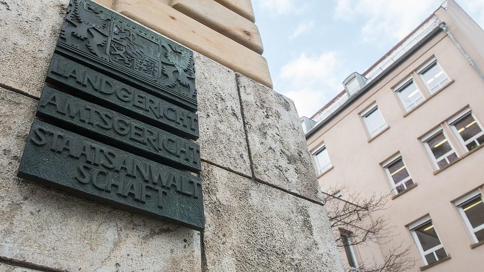 Wegen Misshandlung von behinderten Menschen in einem Wohnheim muss sich in Regensburg ein Pfleger vor Gericht verantworten. (Symbolbild)