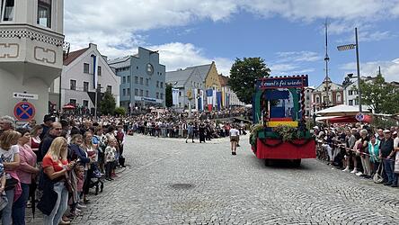 Im vergangenen Jahr strömten Hunderte Zuschauer auf den Regener Stadtplatz, um die Pferde und Gespanne zu bewundern. Im vergangenen Jahr strömten Hunderte Zuschauer auf den Regener Stadtplatz, um die Pferde und Gespanne zu bewundern.