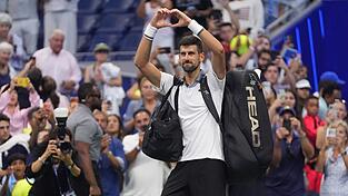 Novak Djokovic formt ein Herz zum Abschied. Novak Djokovic formt ein Herz zum Abschied.