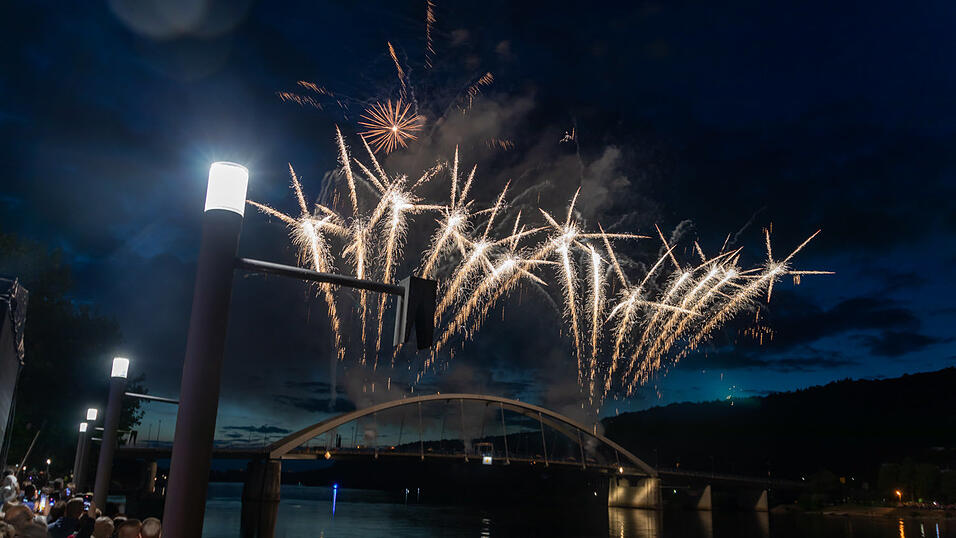 Bereits ab 20 Uhr stieg die Party beiderseits der Donau, um 22 Uhr dann begeisterte das feurige Spektakel auf der Donaubrücke die Gäste. Bereits ab 20 Uhr stieg die Party beiderseits der Donau, um 22 Uhr dann begeisterte das feurige Spektakel auf der Donaubrücke die Gäste.