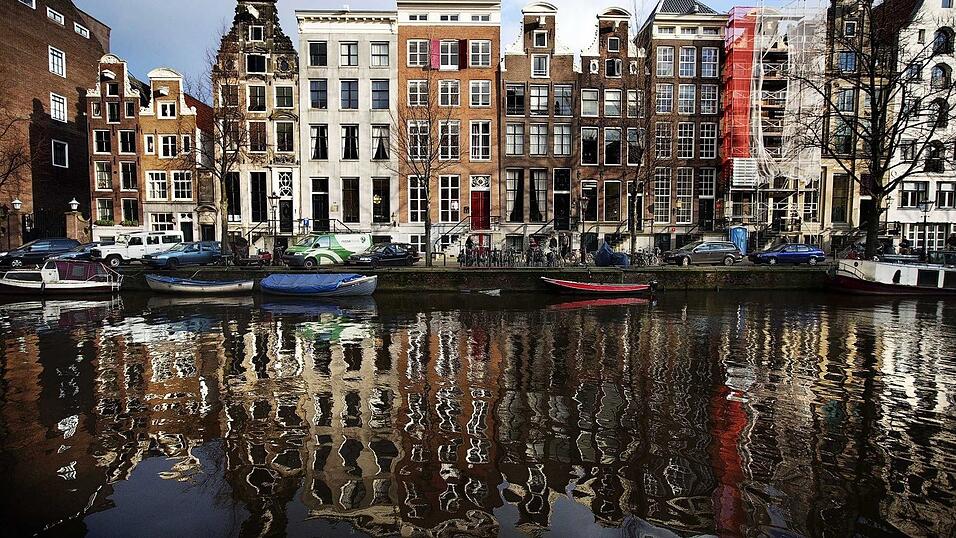 Bald sollen auf den Grachten in Amsterdam nur noch emissionsfreie Boote unterwegs sein (Archivbild).