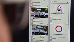 Während der theoretischen Führerscheinprüfung wurde der Betrugsversuch des jungen Mannes entdeckt.