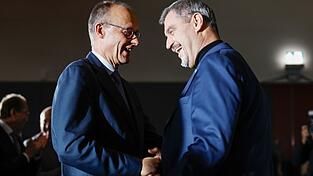 Wollen auch auf dem CSU-Parteitag Einigkeit demonstrieren: Friedrich Merz und Markus Söder. (Archivbild)