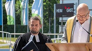 Stadtpfarrer Dekan Josef K. Geismar (r.) und Pfarrer Ralph Natschke-Scherm (l.) gaben dem Stadion den kirchlichen Segen.
