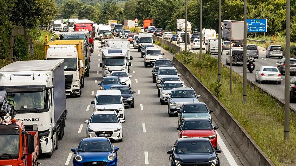 Zum Ferienende drohen am Wochenende auf vielen Autobahnen Staus. (Symbolbild)