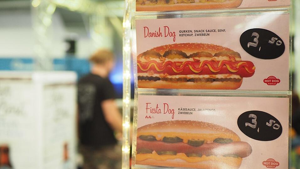 Rund 40 Aussteller und etwa 90 Tattoo-Künstler sind auf der Tattoo Convention in Straubing vertreten. Rund 40 Aussteller und etwa 90 Tattoo-Künstler sind auf der Tattoo Convention in Straubing vertreten.