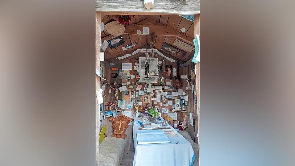 Zahlreiche Relikte, Andenken und Bilder schm&uuml;cken den kleinen Raum.