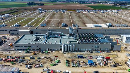 Innerhalb von 14 Monaten entstand das Gebäude der Energiezentrale inklusive der Räumlichkeiten für die Feuerwehr. Das Gebäude liegt neben der großen Werkshalle.