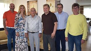 Stefan (v.l.) und Maria Hasreiter, Jubilar Josef Hasreiter senior, Bürgermeister Josef Beham, Klaus Huber und Robert Holzner Stefan (v.l.) und Maria Hasreiter, Jubilar Josef Hasreiter senior, Bürgermeister Josef Beham, Klaus Huber und Robert Holzner