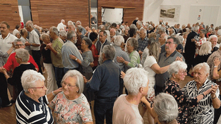 Schwungvoll über Grenzen hinweg: Beim Seniorentanz in der Eisensteiner Arberlandhalle war das Parkett durchgehend gut gefüllt. Schwungvoll über Grenzen hinweg: Beim Seniorentanz in der Eisensteiner Arberlandhalle war das Parkett durchgehend gut gefüllt.