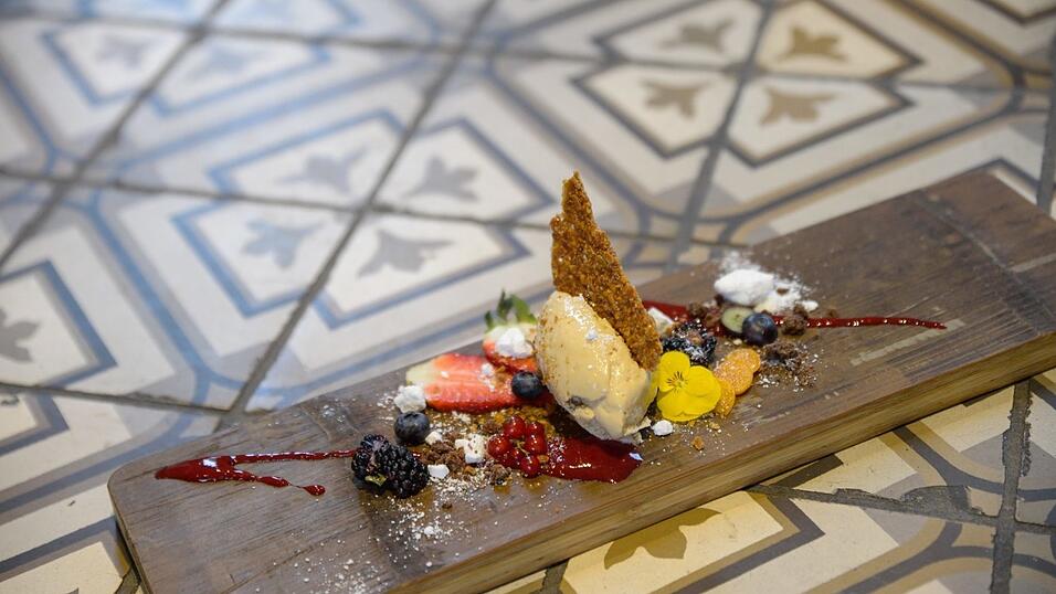 Sommerkeller empfiehlt Mousse von der weißen Karamell-Schokolade mit frischen Beeren und Florentiner Hippe. Sommerkeller empfiehlt Mousse von der weißen Karamell-Schokolade mit frischen Beeren und Florentiner Hippe.