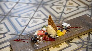 Sommerkeller empfiehlt Mousse von der weißen Karamell-Schokolade mit frischen Beeren und Florentiner Hippe. Sommerkeller empfiehlt Mousse von der weißen Karamell-Schokolade mit frischen Beeren und Florentiner Hippe.