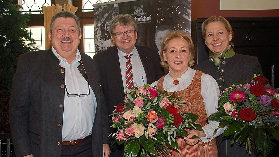 Blumen zum Abschied gab es f&uuml;r Monika Schmalhofer (2. v. r.) und Tochter Stephanie Birnthaler von Bischofshof-Brauereidirektor Hermann Go&szlig; (2. v. l.). Herbert Schmalhofer freut sich auf eine Schaffenspause.