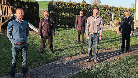 Freuen sich auf die Zusammenarbeit: (v. l.) Der neu gew&auml;hlte 2. Kommandant Sebastian K&uuml;hner, Kreisbrandmeister Michael Wagensonner, Kreisbrandrat Manfred Danner, der im Amt best&auml;tigte 1. Kommandant Alexander Mayerhofer, Kreisbrandinspektor Helmut Baur und B&uuml;rgermeister Gerhard Betz.