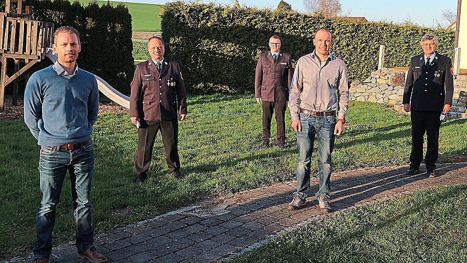 Freuen sich auf die Zusammenarbeit: (v. l.) Der neu gew&auml;hlte 2. Kommandant Sebastian K&uuml;hner, Kreisbrandmeister Michael Wagensonner, Kreisbrandrat Manfred Danner, der im Amt best&auml;tigte 1. Kommandant Alexander Mayerhofer, Kreisbrandinspektor Helmut Baur und B&uuml;rgermeister Gerhard Betz.
