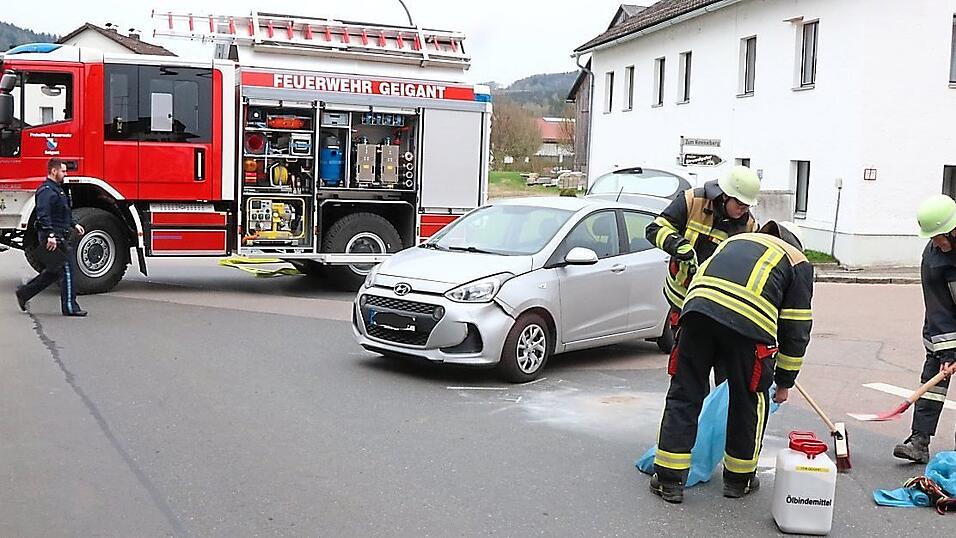 Mitglieder der FFW reinigten die Fahrbahn. Mitglieder der FFW reinigten die Fahrbahn.