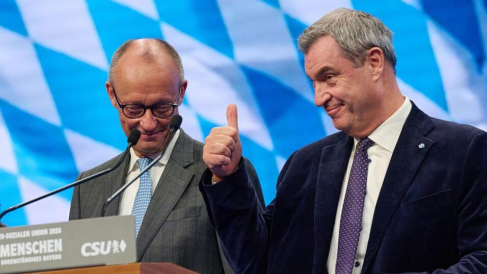 Friedrich Merz und Markus Söder stehen auf dem CSU-Parteitag eng zusammen. Friedrich Merz und Markus Söder stehen auf dem CSU-Parteitag eng zusammen.
