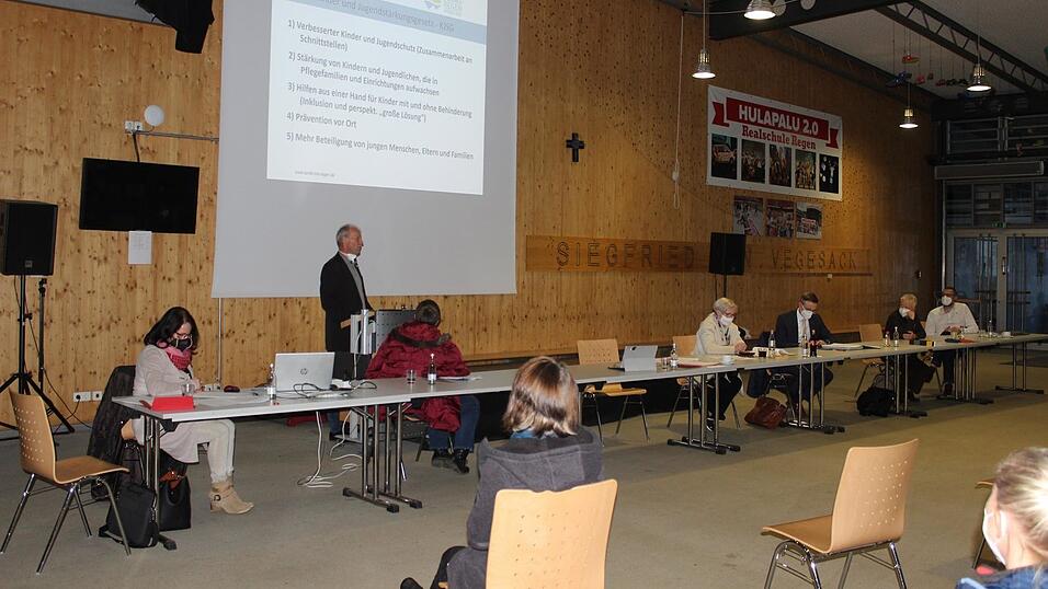 S&auml;mtliche Gesetzesreformen fordern eine bessere Zusammenarbeit in der Kinder- und Jugendhilfe. Auch Jugendamtsleiter Martin Hackl (Mitte) stellt sich dabei die Frage, wie man das personell regeln soll.