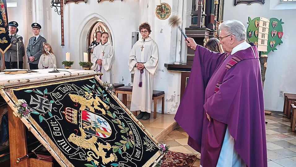 Pfarrer Heinz Prechtl bei der Segnung der restaurierten Fahne. Pfarrer Heinz Prechtl bei der Segnung der restaurierten Fahne.