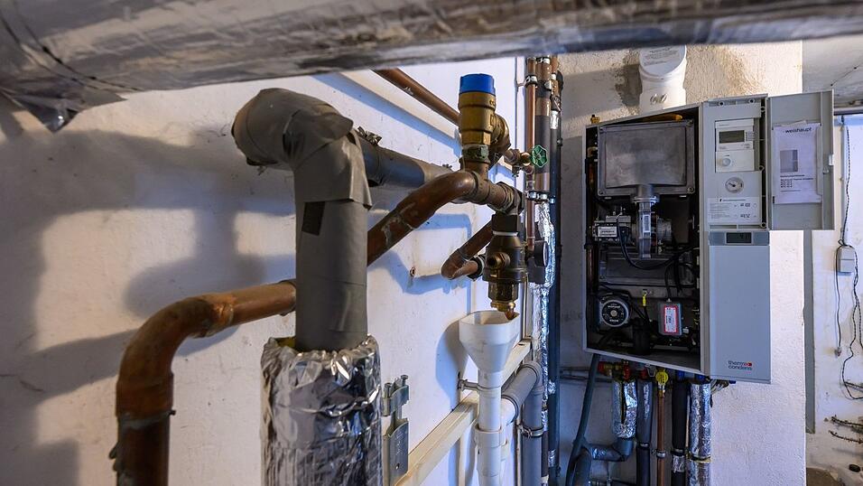 Künftig sollen neben einer Wärmepumpe, einem Fernwärmeanschluss, hybriden Heizungsmodellen oder einer Biomasseheizung weiterhin auch neue Gas- und Ölheizungen eingebaut werden können. (Symbolbild) Künftig sollen neben einer Wärmepumpe, einem Fernwärmeanschluss, hybriden Heizungsmodellen oder einer Biomasseheizung weiterhin auch neue Gas- und Ölheizungen eingebaut werden können. (Symbolbild)