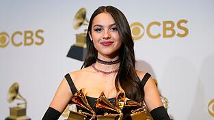 Die 19-jährige Olivia Rodrigo hat mit 'Sour' nicht nur das beste Pop-Album vorgelegt, sie wurde auch mit dem Grammy als beste neue Künstlerin ausgezeichnet. Die 19-jährige Olivia Rodrigo hat mit 'Sour' nicht nur das beste Pop-Album vorgelegt, sie wurde auch mit dem Grammy als beste neue Künstlerin ausgezeichnet.