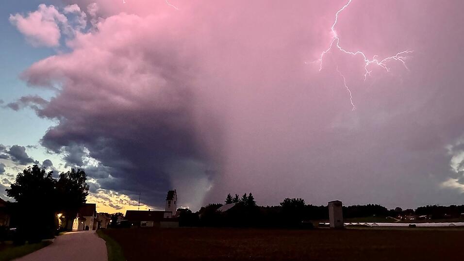 Auch &uuml;ber Grei&szlig;ing bei Geiselh&ouml;ring waren Blitze am Himmel zu sehen.&nbsp;