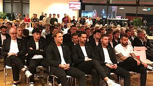 Die Jahn-Profis als aufmerksame Gäste der Mitgliederversammlung. Die Jahn-Profis als aufmerksame Gäste der Mitgliederversammlung.