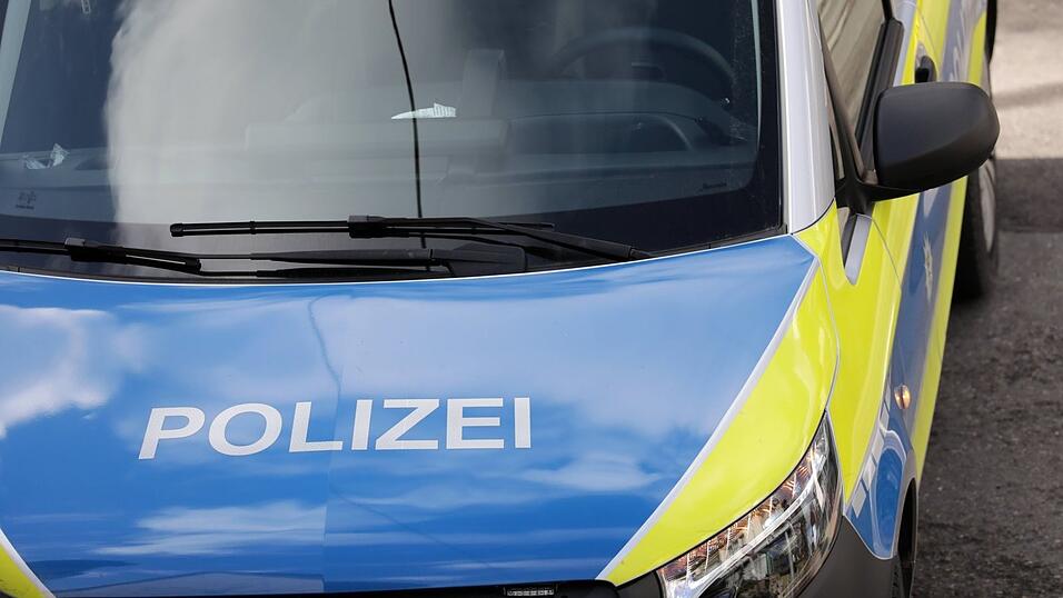 Gleich von drei T&auml;tern wurde der 14-J&auml;hrige bedr&auml;ngt und angegriffen.
