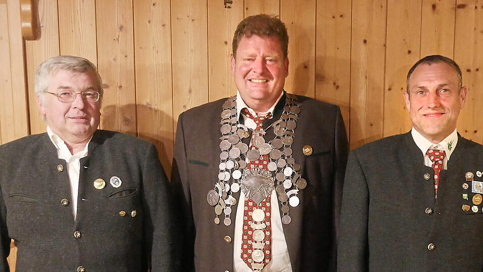 Schützenkönig Tobias Ritschel (Mitte) mit Zweitem Anton Ebner (rechts) und Drittem Josef Wolf (links) Schützenkönig Tobias Ritschel (Mitte) mit Zweitem Anton Ebner (rechts) und Drittem Josef Wolf (links)