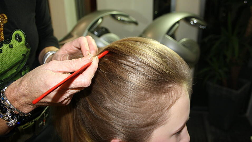 Das Deckhaar mit einem Stielkamm etwas lockern, damit der Zopf nicht zu streng ist. Wer nur einen aufgepeppten Pferdeschwanz haben will, kann jetzt schon aufhören. Das Deckhaar mit einem Stielkamm etwas lockern, damit der Zopf nicht zu streng ist. Wer nur einen aufgepeppten Pferdeschwanz haben will, kann jetzt schon aufhören.