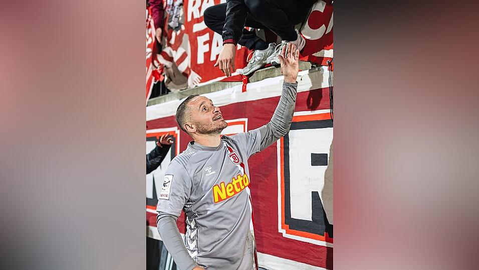 „Ich bin der Letzte, der sauer ist, wenn er mal nicht spielt“, sagt Andreas Geipl. Der Routinier sucht auch mal nach dem Spiel die Nähe zu den Jahn-Fans. „Ich bin der Letzte, der sauer ist, wenn er mal nicht spielt“, sagt Andreas Geipl. Der Routinier sucht auch mal nach dem Spiel die Nähe zu den Jahn-Fans.