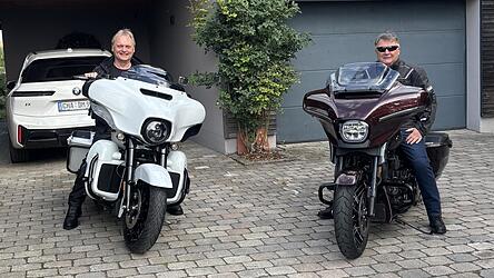 Werner Decker (links) und Willibald Schmid vor der Abfahrt in Atzenzell