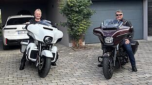 Werner Decker (links) und Willibald Schmid vor der Abfahrt in Atzenzell Werner Decker (links) und Willibald Schmid vor der Abfahrt in Atzenzell