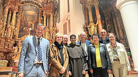 Nach der Jahresversammlung des F&ouml;rdervereins f&uuml;r die Karmeliten in Straubing ein Selfie in der Karmelitenkirche (v.l.): Schatzmeister Thomas H&ouml;pfl, Vorsitzende Monika Schneider-Stranninger, stellvertretender Vorsitzender Klaus Meixner, Prior Pater Joshy Vadakkekara, OB Markus Pannermayr, Beir&auml;tin Maria Stelzl, Kassenpr&uuml;fer Andreas Fuchs und Beir&auml;tin Claudia Griessl.