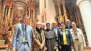Nach der Jahresversammlung des Fördervereins für die Karmeliten in Straubing ein Selfie in der Karmelitenkirche (v.l.): Schatzmeister Thomas Höpfl, Vorsitzende Monika Schneider-Stranninger, stellvertretender Vorsitzender Klaus Meixner, Prior Pater Joshy Vadakkekara, OB Markus Pannermayr, Beirätin Maria Stelzl, Kassenprüfer Andreas Fuchs und Beirätin Claudia Griessl. Nach der Jahresversammlung des Fördervereins für die Karmeliten in Straubing ein Selfie in der Karmelitenkirche (v.l.): Schatzmeister Thomas Höpfl, Vorsitzende Monika Schneider-Stranninger, stellvertretender Vorsitzender Klaus Meixner, Prior Pater Joshy Vadakkekara, OB Markus Pannermayr, Beirätin Maria Stelzl, Kassenprüfer Andreas Fuchs und Beirätin Claudia Griessl.
