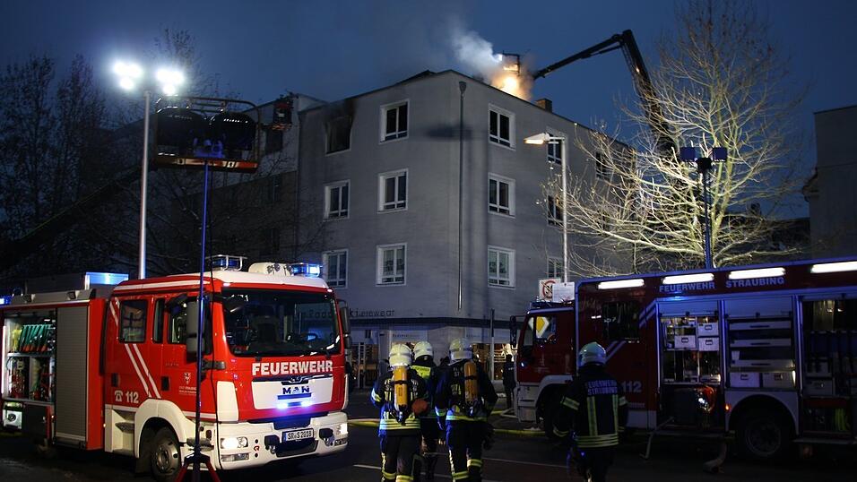 Mitglieder der Freiwilligen Feuerwehr öffneten das Dach mit Motorsägen. Mitglieder der Freiwilligen Feuerwehr öffneten das Dach mit Motorsägen.