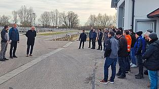Bürgermeister Christian Kiendl, der Schierlinger Abwassermeister Thomas Treint und Nachbarschaftslehrer Robert Lorenz begrüßten die Teilnehmer in der Kläranlage. Bürgermeister Christian Kiendl, der Schierlinger Abwassermeister Thomas Treint und Nachbarschaftslehrer Robert Lorenz begrüßten die Teilnehmer in der Kläranlage.