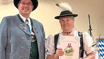 Die Vorsitzende des GTV Isartaler Moosburg Irmgard Baldauf wurde beim bayerischen Tanzabend vom Vorsitzenden des Isargaus, Christoph Hauptvogel, mit dem Gauehrenzeichen in Gold ausgezeichnet.