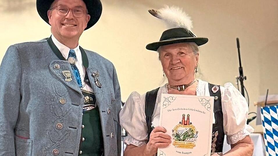 Die Vorsitzende des GTV Isartaler Moosburg Irmgard Baldauf wurde beim bayerischen Tanzabend vom Vorsitzenden des Isargaus, Christoph Hauptvogel, mit dem Gauehrenzeichen in Gold ausgezeichnet. Die Vorsitzende des GTV Isartaler Moosburg Irmgard Baldauf wurde beim bayerischen Tanzabend vom Vorsitzenden des Isargaus, Christoph Hauptvogel, mit dem Gauehrenzeichen in Gold ausgezeichnet.