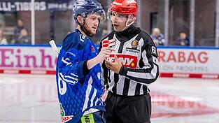 Straubings Tyler Madden im Gespr&auml;ch mit Linesman Markus Merk w&auml;hrend des Heimspiels gegen Ingolstadt Ende September. M&ouml;glich, dass es dabei um den Halsschutz des Angreifers ging.