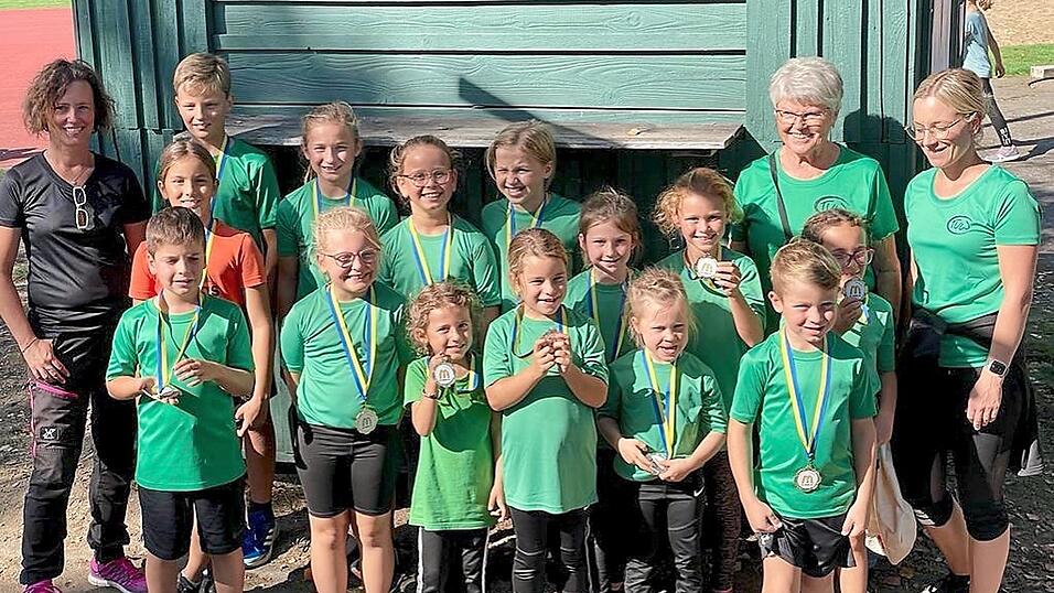 Stolz pr&auml;sentierten die Leichtathleten ihre Medaillen zum Saisonabschluss in Passau.