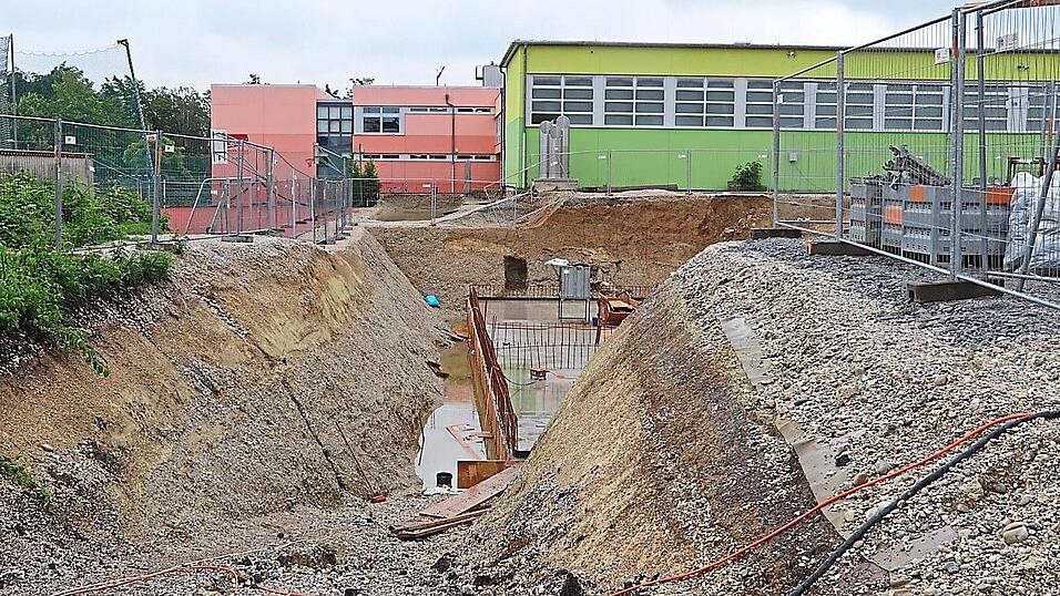 Die Baugrube auf dem Gelände der Grund- und Mittelschule musste ausgepumpt werden. Die Baugrube auf dem Gelände der Grund- und Mittelschule musste ausgepumpt werden.