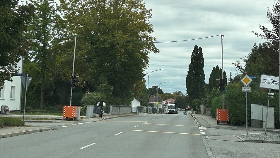 Um Energie zu sparen, ist die Anlage für Autofahrer im Normalzustand dunkelgeschaltet und schaltet nur dann auf Rot, wenn ein Fußgänger den Anforderungsknopf betätigt. Um Energie zu sparen, ist die Anlage für Autofahrer im Normalzustand dunkelgeschaltet und schaltet nur dann auf Rot, wenn ein Fußgänger den Anforderungsknopf betätigt.