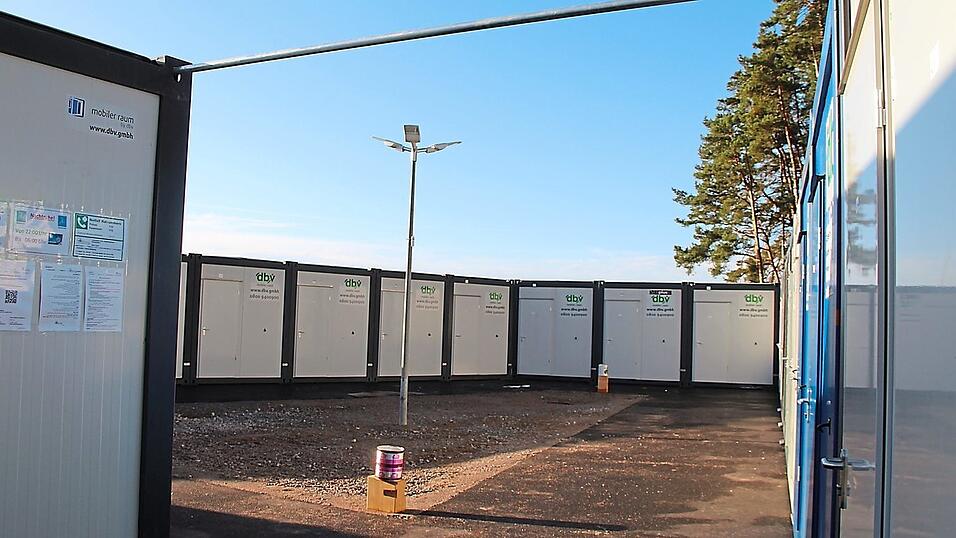 Die Wohncontainer sind um einen beleuchteten Innenhof angeordnet.